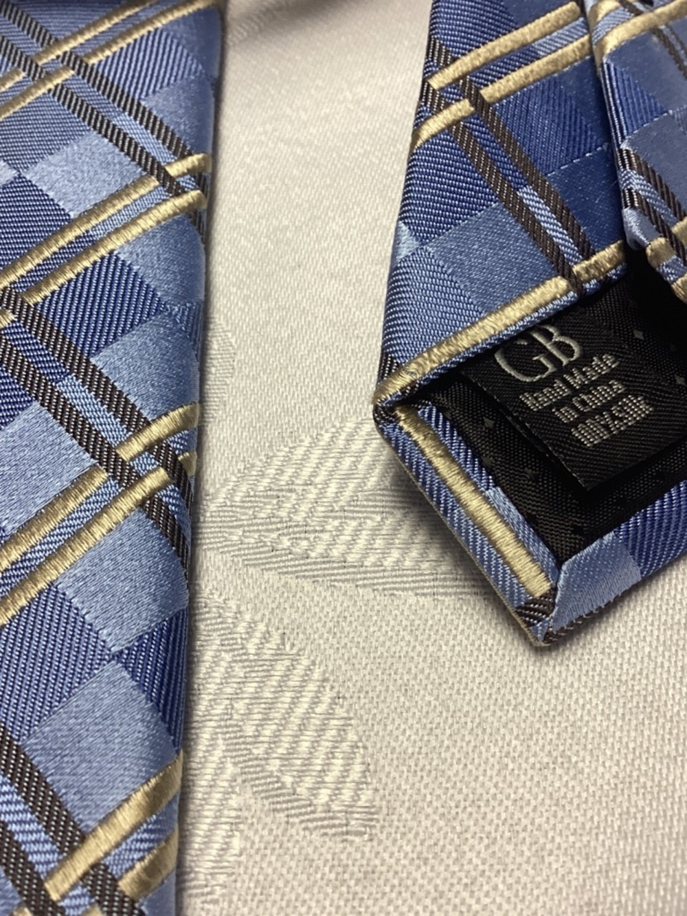 Geoffrey Beene Blue GEOMETRIC.  Silk Tie - lovely design SOPHISTICATED 💙💙💙💙 - Picture 8 of 8